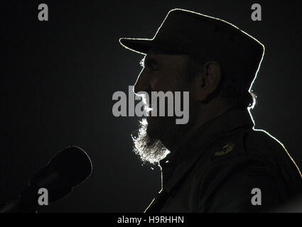 Ein Bild vom 3. Februar 2006 zeigt ehemalige kubanische Lider Fidel Castro bei einer Rede in Havanna, Kuba. Fidel Castro wird 84 am 13. August 2010 von seiner Krankheit erholt und wieder in den Alltag der Kubaner. Foto: Ernesto MAstrascusa/Dpa | Verwendung Weltweit/Picture alliance Stockfoto