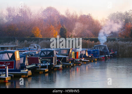 Schornsteine im Winter, Rufford, Lancashire, UK. UK Wetter. 26. November 2016. Kalten, frostigen Morgen bei der Kirche St. Mary und Marina Rufford, einem wunderbaren Teil der ländlichen Lancashire auf die Rufford Branch der Leeds und Liverpool Canal. Die Prognose ist für einen trüben und nebligen beginnen mit Temperaturen von -3 C aber heller später. Stockfoto