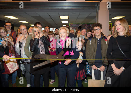 Birmingham, Vereinigtes Königreich. 26. November 2016. Mary Berry öffnet der Good Food Show ermöglicht die Rowds in die Show Credit: Steven Reh/Alamy Live News Stockfoto