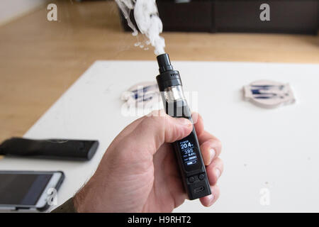 Danzig, Polen 26. November 2016 Mann Rauchen e-Zigarette ist in seiner  Wohnung in Danzig am 26. November 2016 zu sehen. Elektronische Zigaretten  stark dazu beitragen, das Rauchen aufgeben und reduzieren die traditionell -