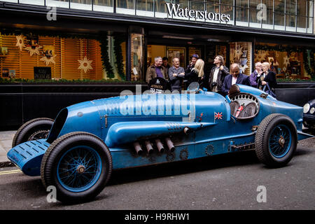 London, UK. 24. November 2016. Ein Nachbau des 1927 Bluebird von Sir Malcolm Campbell verwendet, um den Geschwindigkeitsrekord auf 4. Februar 1927 festgelegt. Bildnachweis: Martin Griffett/Alamy Live-Nachrichten Stockfoto