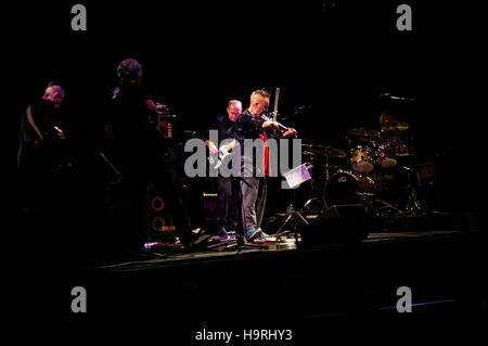 Brighton, East Sussex, UK. 25. November 2016. Geiger Nigel Kennedy tritt bei Brighton Dome für ein exklusives Konzert der UK, die Musik von Jimi Hendrix zu spielen. Das Konzert wurde von Roggen International Jazz & Blues Festival im Rahmen des Festival-Programms vorgestellt. Kennedys Band enthalten Gitarristen Doug Boyle (Robert Plant Mitarbeiterin) und 18-j hrige Wunderkind Julian Buschberger, Bassist Tomasz Kupiec und Schlagzeuger Adam Czerwinski. Bildnachweis: Francesca Moore/Brighton Quelle/Alamy Live-Nachrichten Stockfoto