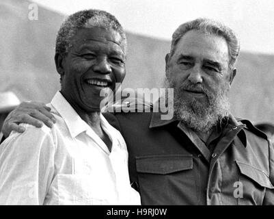 Peking, China. 26. November 2016. Aufgenommen am 26. Juli 1991-Datei Foto zeigt Fidel Castro (R) und Nelson Mandela. Kubanische Revolutionsführer Fidel Castro am 25. November 2016 im Alter von 90, starb, sagte sein Bruder Raul, der derzeitige Leiter des Kuba. © Xinhua/Alamy Live-Nachrichten Stockfoto