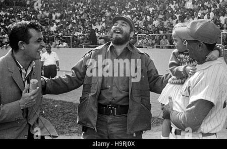 Peking, China. 26. November 2016. Undatierte Foto zeigt Fidel Castro (C) im Zusammenspiel mit ein Journalist und ein Baseball-Spieler im Stadion Latinoamericano in Havanna, Kuba. Kubanische Revolutionsführer Fidel Castro am 25. November 2016 im Alter von 90, starb, sagte sein Bruder Raul, der derzeitige Leiter des Kuba. © Xinhua/Alamy Live-Nachrichten Stockfoto