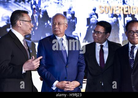 Kuala Lumpur, MALAYSIA. 26. November 2016. Malaysische Premierminister Najib Razak spricht mit Hishammuddin Hussein(L, Minister of Defence of Malaysia) während der KL International Youth Discourse(KLIYD) 2016 Putra World Trade Center am 26. November 2016, Kuala Lumpur, Malaysia ist die KLIYD 2016 mit dem Thema Empowering Jugend für eine sicherere und bessere weitere Gastgeber. Rund 1.000 Teilnehmer aus Malaysia und Asen Region nahmen an der Konferenz. Bildnachweis: Chris Jung/ZUMA Draht/Alamy Live-Nachrichten Stockfoto