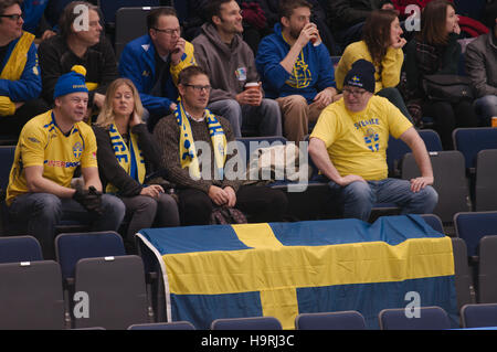 Braehead Arena, Renfrewshire, Schottland, 26. November 2016. Schwedische Fans beobachten die Frauen-Finale der Le Gruyère AOP European Curling Championships 2016 Kredit: Colin Edwards / Alamy Live News Stockfoto