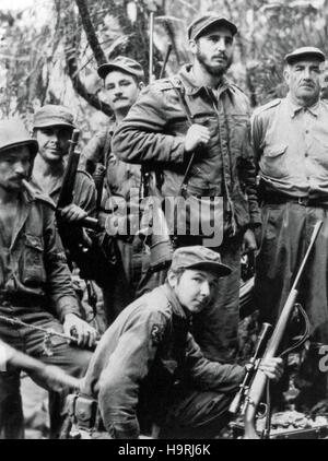 Peking, China. 26. November 2016. Im Jahr 1958 Datei Foto zeigt Fidel Castro (2. R), Raul Castro (vorne) und Ernesto Che Guevara (2 L). Kubanische Revolutionsführer Fidel Castro am 25. November 2016 im Alter von 90, starb, sagte sein Bruder Raul, der derzeitige Leiter des Kuba. © Xinhua/Alamy Live-Nachrichten Stockfoto