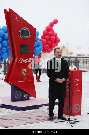 Kazan, Russland. 26. November 2016. Der ehemalige russische Minister für Sport und derzeitige amtierende Premierminister Witali Mutko besucht eine Zeremonie anlässlich die offiziellen Auslosung für den Konföderationen-Pokal 2017 in Kazan, Russland, 26. November 2016. Die offizielle Auslosung für 2017 Cup wird heute Abend in der Stadt Tennisakademie stattfinden. Acht Nationen-Fußball-Turnier auf der 17. Juni 2017 beginnt und läuft bis auf die 2. Juli 2017. Foto: Christian Charisius/Dpa/Alamy Live News Stockfoto