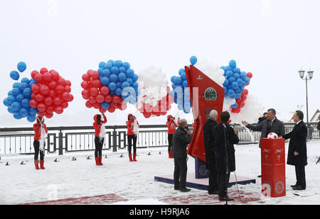 Kazan, Russland. 26. November 2016. Der ehemalige russische Minister für Sport und derzeitige amtierende Premierminister Witali Mutko besucht eine Zeremonie anlässlich die offiziellen Auslosung für den Konföderationen-Pokal 2017 in Kazan, Russland, 26. November 2016. Die offizielle Auslosung für 2017 Cup wird heute Abend in der Stadt Tennisakademie stattfinden. Acht Nationen-Fußball-Turnier auf der 17. Juni 2017 beginnt und läuft bis auf die 2. Juli 2017. Foto: Christian Charisius/Dpa/Alamy Live News Stockfoto