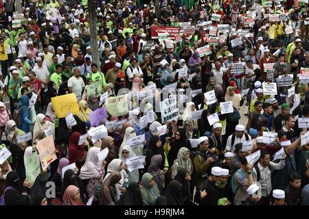 Kuala Lumpur, MALAYSIA. 26. November 2016. Ummah Solidarität Malaysia und Rohingya-Flüchtlinge, ein Verein mit Sitz-fundamentalistischen islamischen Gruppe, am 26. November 2016 hält eine Prozession protestieren an der anhaltenden Unterdrückung und Tötungen von Rohingya Menschen bei Rakhain Staat in Myanmar in der Nationalmoschee in Kuala Lumpur, Malaysia-Credit: Chris Jung/ZUMA Draht/Alamy Live News Stockfoto