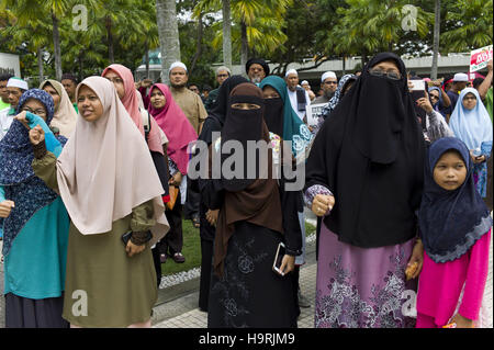 Kuala Lumpur, MALAYSIA. 26. November 2016. Ummah Solidarität Malaysia, ein Verein mit Sitz-fundamentalistischen islamischen Gruppe, am 26. November 2016 hält eine Prozession protestieren an der anhaltenden Unterdrückung und Tötungen von Rohingya Menschen bei Rakhain Staat in Myanmar in der Nationalmoschee in Kuala Lumpur, Malaysia-Credit: Chris Jung/ZUMA Draht/Alamy Live News Stockfoto