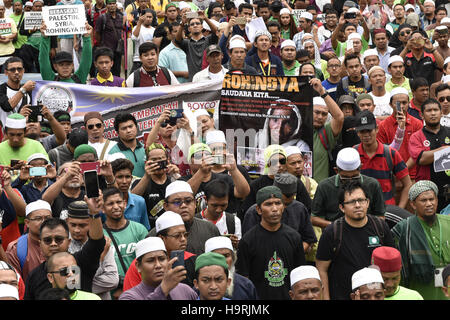 Kuala Lumpur, MALAYSIA. 26. November 2016. Ummah Solidarität Malaysia und Rohingya-Flüchtlinge, ein Verein mit Sitz-fundamentalistischen islamischen Gruppe, am 26. November 2016 hält eine Prozession protestieren an der anhaltenden Unterdrückung und Tötungen von Rohingya Menschen bei Rakhain Staat in Myanmar in der Nationalmoschee in Kuala Lumpur, Malaysia-Credit: Chris Jung/ZUMA Draht/Alamy Live News Stockfoto