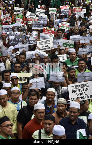 Kuala Lumpur, MALAYSIA. 26. November 2016. Ummah Solidarität Malaysia und Rohingya-Flüchtlinge, ein Verein mit Sitz-fundamentalistischen islamischen Gruppe, am 26. November 2016 hält eine Prozession protestieren an der anhaltenden Unterdrückung und Tötungen von Rohingya Menschen bei Rakhain Staat in Myanmar in der Nationalmoschee in Kuala Lumpur, Malaysia-Credit: Chris Jung/ZUMA Draht/Alamy Live News Stockfoto