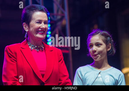 Sydney, Australien 26. November 2016: Christmas Conert, die offizielle Martin Ort Chrismtas Baum Beleuchtung bekannt zu geben. Dieses Ereignis war eines der ersten großen Weihnachtsfeiern in Sydney, Australien. Abgebildet ist Clover Moore. Bildnachweis: Mjmediabox / Alamy Live News Stockfoto