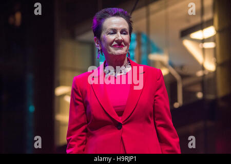 Sydney, Australien 26. November 2016: Christmas Conert, die offizielle Martin Ort Chrismtas Baum Beleuchtung bekannt zu geben. Dieses Ereignis war eines der ersten großen Weihnachtsfeiern in Sydney, Australien. Abgebildet ist Clover Moore. Bildnachweis: Mjmediabox / Alamy Live News Stockfoto