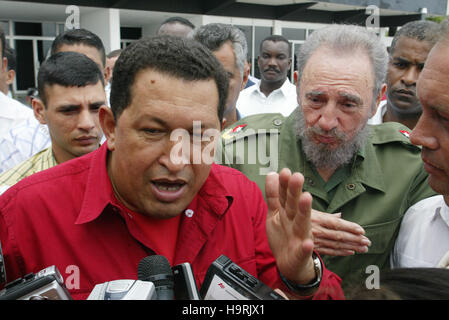 Foto-Datei / kubanische Präsident Fidel Castro (rechts) und Venezuelas Hugo Chavez sprechen mit dem Presse-Protokoll vor dem Absenden auf dem internationalen Flughafen 'Jose Marti', Dienstag, 23. August 2005. Bildnachweis: Jorge Rey/MediaPunch Stockfoto