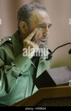 Kubanische Präsident Fidel Castro spricht in einer zweiten Sitzung an das kubanische Parlament im Palast der Konventionen, Freitag, 23. Dezember 2005 in Havanna, Kuba. Bildnachweis: Jorge Rey/MediaPunch Stockfoto