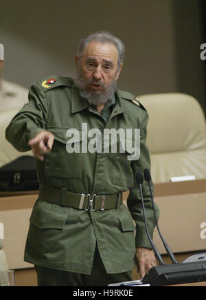 Kubanische Präsident Fidel Castro spricht in einer zweiten Sitzung an das kubanische Parlament im Palast der Konventionen, Freitag, 23. Dezember 2005 in Havanna, Kuba. Bildnachweis: Jorge Rey/MediaPunch Stockfoto