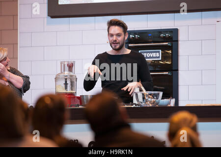 John Whaite von ITV Lothringen tun eine kochende Demo auf der Winter-Küche stehen Stockfoto