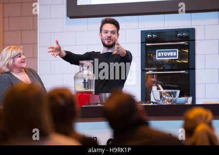 John Whaite von ITV Lothringen tun eine kochende Demo auf der Winter-Küche stehen Stockfoto