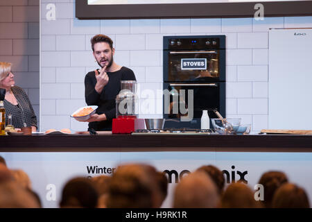 John Whaite von ITV Lothringen tun eine kochende Demo auf der Winter-Küche stehen Stockfoto