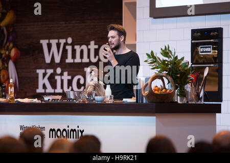 John Whaite von ITV Lothringen tun eine kochende Demo auf der Winter-Küche stehen Stockfoto