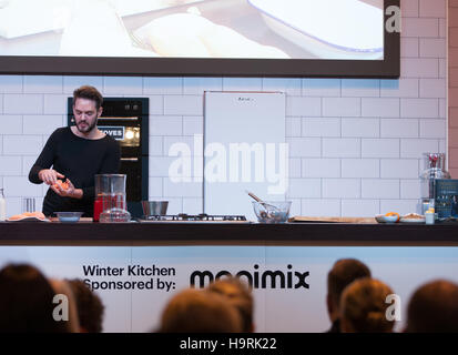 John Whaite von ITV Lothringen tun eine kochende Demo auf der Winter-Küche stehen Stockfoto