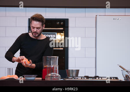 John Whaite von ITV Lothringen tun eine kochende Demo auf der Winter-Küche stehen Stockfoto