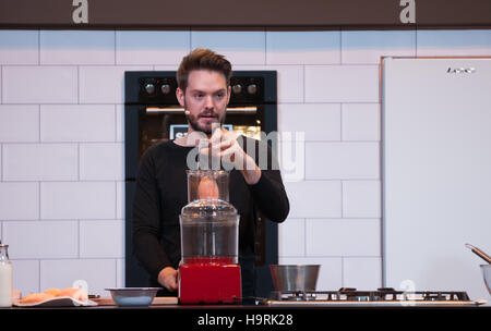 John Whaite von ITV Lothringen tun eine kochende Demo auf der Winter-Küche stehen Stockfoto