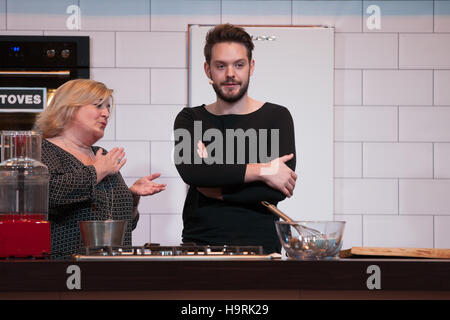 John Whaite von ITV Lothringen tun eine kochende Demo auf der Winter-Küche stehen Stockfoto