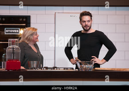 John Whaite von ITV Lothringen tun eine kochende Demo auf der Winter-Küche stehen Stockfoto