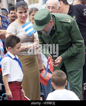 Kubanische Staatschef Fidel Castro, (R), spricht mit Elian Gonzalez, bei der Abschlussfeier einer Sitzung der kommunistischen Inselgruppe für Schulkinder in Havanna, Kuba Dienstag, 10. Juli 2001. Bildnachweis: Jorge Rey/MediaPunch Stockfoto