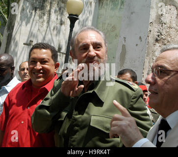 Präsident von Venezuela Hugo Chavez (links), der kubanische Präsident Fidel Castro und Historia Eusebio Leal, begrüßen bei der Ankunft an der "Simon Bolivar´sHouse", die Büros der PDVESA, 28. April 2005 einweihen. Ich kastrieren verbundenen Chavez bei der Eröffnung des neuen Firmensitzes der Süden Öl amerikanischen Nation in Kuba Ass die linke Politiker weiter ihre Wirtschaft integriert und gefördert, um hemisphärische Handel-Pakt, der die United States.arrive beim Bau der "Lonja del Comercio", Havanna, Kuba, 28. April 2005 ausschließen würde. Chavez und Fidel eröffnen eine PDVSA-Büro (Petroleos venezolanischen) C Stockfoto