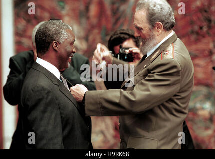 Kubanische Präsident Fidel Castro, Recht, stellt der südafrikanische Präsident Thabo Mbeki mit der Bestellung von Jose Marti-Medaille, Kubas höchste Ehren, 28. März 2001 im Palast der Revolution in Havanna, Kuba. Bildnachweis: Jorge Rey/MediaPunch Stockfoto