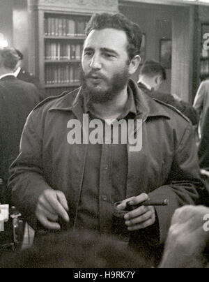 Ministerpräsident Fidel Castro Kuba spricht gegenüber Reportern nach Adressierung eines Mittagessens National Press Club in Washington, DC am 20. April 1959.  Sein Auftritt kam weniger als vier Monate, nachdem er ergriff die Macht in Kuba und er sagte, er habe keine diktatorischen Ambitionen. Bildnachweis: Benjamin E. "Gen" Forte / CNP /MediaPunch Stockfoto