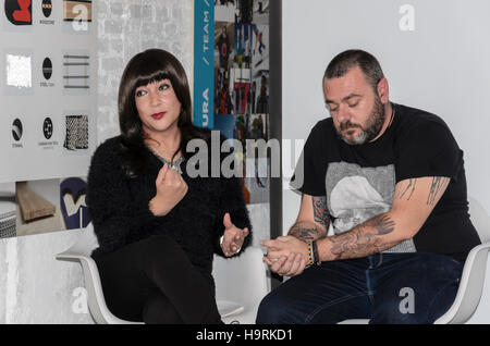 Madrid, Spanien. 26. November 2016. Eine innere weiße Lab Galerie in der Stadt Madrid, Spanien, mit einer Kunst Ausstellung und Buchpräsentation des Fotografen Paco Candela und der Schriftsteller Lydia na Credit: Enrique Davó/Alamy Live News Stockfoto