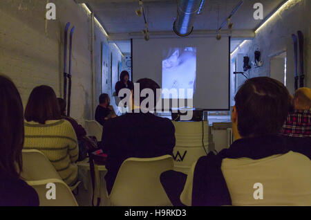 Madrid, Spanien. 26. November 2016. Eine innere weiße Lab Galerie in der Stadt Madrid, Spanien, mit einer Kunst Ausstellung und Buchpräsentation des Fotografen Paco Candela und der Schriftsteller Lydia na Credit: Enrique Davó/Alamy Live News Stockfoto