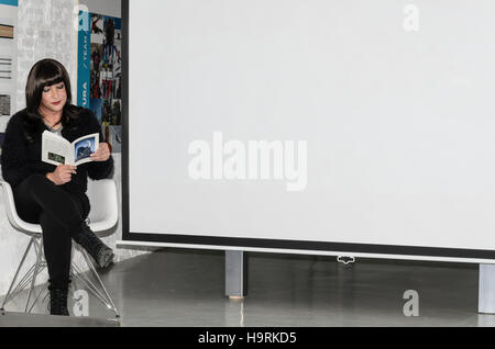 Madrid, Spanien. 26. November 2016. Eine innere weiße Lab Galerie in der Stadt Madrid, Spanien, mit einer Kunst Ausstellung und Buchpräsentation des Fotografen Paco Candela und der Schriftsteller Lydia na Credit: Enrique Davó/Alamy Live News Stockfoto