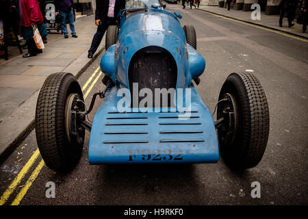 London, UK. 24. November 2016. Ein Nachbau des 1927 Bluebird von Sir Malcolm Campbell verwendet, um den Geschwindigkeitsrekord auf 4. Februar 1927 festgelegt. Bildnachweis: Martin Griffett/Alamy Live-Nachrichten Stockfoto