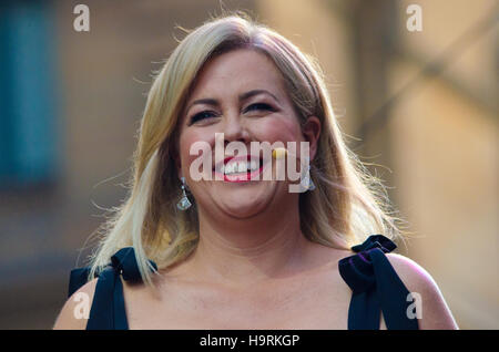 Sydney, Australien 26. November 2016: Christmas Conert, die offizielle Martin Ort Chrismtas Baum Beleuchtung bekannt zu geben. Dieses Ereignis war eines der ersten großen Weihnachtsfeiern in Sydney, Australien. Das Bild zeigt Samantha Armytage, die das Konzert veranstaltet. Bildnachweis: Mjmediabox / Alamy Live News Stockfoto