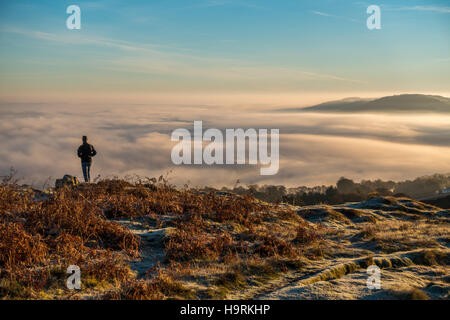 Ilkley, Leeds, West Yorkshire, UK. 26. November 2016. Umfangreiche kalten Nebel in den Tälern heute Morgen um Yorkshire aber Leute die früh genossen einen herrlichen Temperaturinversion auf höheren Boden Wege, Ilkley, West Yorkshire GROSSBRITANNIEN. Rebecca Cole/Alamy leben Nachrichten Stockfoto