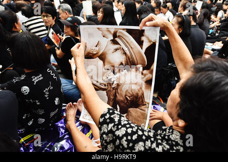 Bangkok, Thailand. 26. November 2016. Eine Frau hält ein Foto von Thailands spät König Bhumibol Adulyadej während ein Trauer-Event statt in der Chinatown von Bangkok, Thailand, am 26. November 2016. Thailand hat nach dem Tod von König Bhumibols am 13. Oktober, mit Trauer und Ehrfurcht Veranstaltungen im ganzen Land während einer einjährigen Trauerzeit in Trauer gestürzt. Bildnachweis: Li Mangmang/Xinhua/Alamy Live-Nachrichten Stockfoto