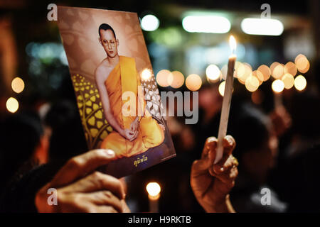 Bangkok, Thailand. 26. November 2016. Ein Trauernder hält ein Porträt von Thailands spät König Bhumibol Adulyadej mit beleuchteten Kerze während ein Trauer-Event statt in der Chinatown von Bangkok, Thailand, am 26. November 2016. Thailand hat nach dem Tod von König Bhumibols am 13. Oktober, mit Trauer und Ehrfurcht Veranstaltungen im ganzen Land während einer einjährigen Trauerzeit in Trauer gestürzt. Bildnachweis: Li Mangmang/Xinhua/Alamy Live-Nachrichten Stockfoto