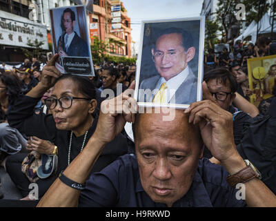 Bangkok, Thailand. 26. November 2016. Menschen versammeln sich auf Yaowarat Straße zu Ehren des späten Königs von Thailand. Tausende von Menschen versammelten sich im Herzen von Bangkoks Chinatown, Bhumibol Adulyadej, der spät König von Thailand zu Ehren. Die Veranstaltung wurde organisiert von der Thai-chinesischen Gemeinschaft und enthalten eine Leistung von der Royal Thai Navy Orchester Musik komponiert von spät König, ein Gebet von Hunderten von buddhistischen Mönchen. Es endete mit einem Kerzenlicht-Mahnwache. Bildnachweis: ZUMA Press, Inc./Alamy Live-Nachrichten Stockfoto