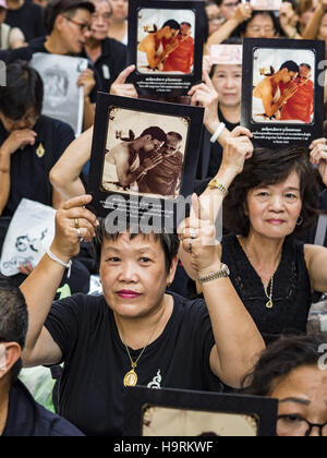 Bangkok, Thailand. 26. November 2016. Menschen versammeln sich auf Yaowarat Straße zu Ehren des späten Königs von Thailand. Tausende von Menschen versammelten sich im Herzen von Bangkoks Chinatown, Bhumibol Adulyadej, der spät König von Thailand zu Ehren. Die Veranstaltung wurde organisiert von der Thai-chinesischen Gemeinschaft und enthalten eine Leistung von der Royal Thai Navy Orchester Musik komponiert von spät König, ein Gebet von Hunderten von buddhistischen Mönchen. Es endete mit einem Kerzenlicht-Mahnwache. Bildnachweis: ZUMA Press, Inc./Alamy Live-Nachrichten Stockfoto