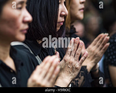 Bangkok, Thailand. 26. November 2016. Menschen beten für die verstorbenen Königs von Thailand in Bangkoks Chinatown. Tausende von Menschen versammelten sich am Yaowarat Road im Herzen von Bangkoks Chinatown, Bhumibol Adulyadej, der spät König von Thailand zu Ehren. Die Veranstaltung wurde organisiert von der Thai-chinesischen Gemeinschaft und enthalten eine Leistung von der Royal Thai Navy Orchester Musik komponiert von spät König, ein Gebet von Hunderten von buddhistischen Mönchen. Es endete mit einem Kerzenlicht-Mahnwache. Bildnachweis: ZUMA Press, Inc./Alamy Live-Nachrichten Stockfoto