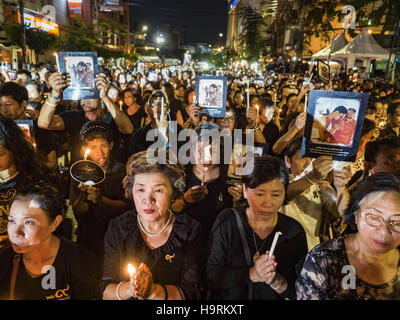 Bangkok, Thailand. 26. November 2016. Ein Kerzenlicht-Mahnwache für den verstorbenen König von Thailand in Bangkoks Chinatown. Tausende von Menschen versammelten sich am Yaowarat Road im Herzen von Bangkoks Chinatown, Bhumibol Adulyadej, der spät König von Thailand zu Ehren. Die Veranstaltung wurde organisiert von der Thai-chinesischen Gemeinschaft und enthalten eine Leistung von der Royal Thai Navy Orchester Musik komponiert von spät König, ein Gebet von Hunderten von buddhistischen Mönchen. Es endete mit einem Kerzenlicht-Mahnwache. Bildnachweis: ZUMA Press, Inc./Alamy Live-Nachrichten Stockfoto