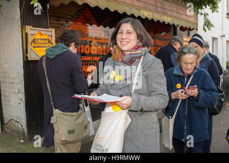 Kingston, UK. 26. November 2016. Liberal Democrats Freiwillige beschäftigt Werbetätigkeit für die Richmond Park und North Kingston Nachwahl in deren Hauptquartier. Die Lib Dem Kandidaten Sarah Olney steht gegen Zac Goldsmith, die Wahl über die Heathrow 3. Start-und Landebahn durch den Rücktritt von der konservativen Partei ausgelöst hat. Bildnachweis: Auf fotografischen Blick/Alamy Live News Stockfoto