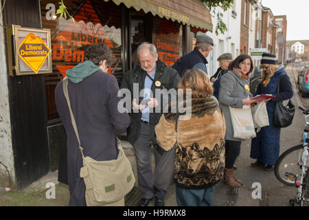 Kingston, UK. 26. November 2016. Liberal Democrats Freiwillige beschäftigt Werbetätigkeit für die Richmond Park und North Kingston Nachwahl in deren Hauptquartier. Die Lib Dem Kandidaten Sarah Olney steht gegen Zac Goldsmith, die Wahl über die Heathrow 3. Start-und Landebahn durch den Rücktritt von der konservativen Partei ausgelöst hat. Bildnachweis: Auf fotografischen Blick/Alamy Live News Stockfoto