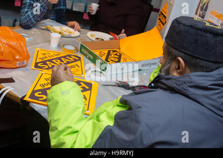 Kingston, UK. 26. November 2016. Liberal Democrats Freiwillige beschäftigt Werbetätigkeit für die Richmond Park und North Kingston Nachwahl in deren Hauptquartier. Die Lib Dem Kandidaten Sarah Olney steht gegen Zac Goldsmith, die Wahl über die Heathrow 3. Start-und Landebahn durch den Rücktritt von der konservativen Partei ausgelöst hat. Bildnachweis: Auf fotografischen Blick/Alamy Live News Stockfoto